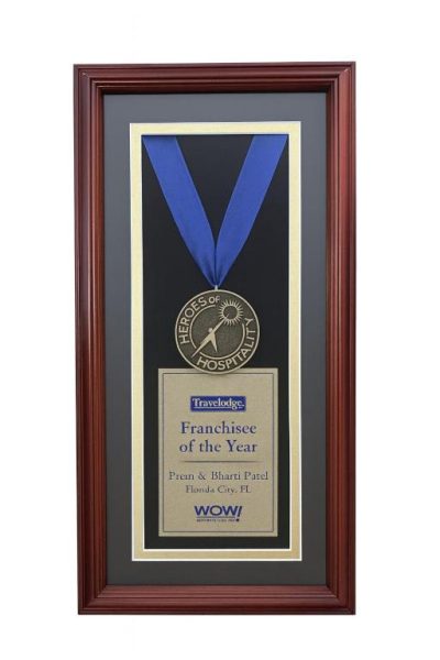 Premio Franchisee of the Year de Travelodge Florida City otorgado a Prein y Bharti Patel con medalla Heroes of Hospitality