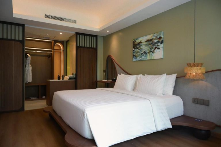 Habitación deluxe con cama king size y vestidor en Hygge Hotel and Villas Seminyak, Bali