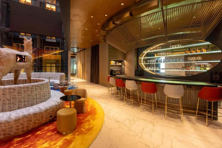 Bar y zona lounge del lobby con diseño vanguardista y decoración artística en el hotel Nhow Lima