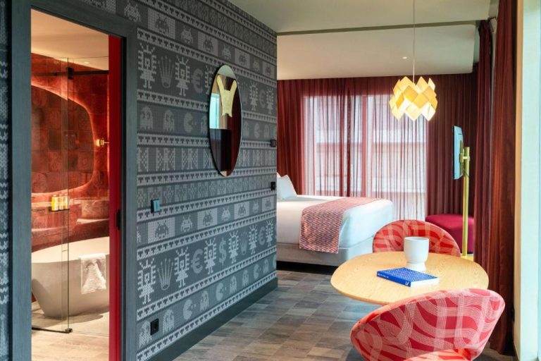 Habitación de diseño con baño independiente y decoración urbana colorida en el hotel Nhow Lima