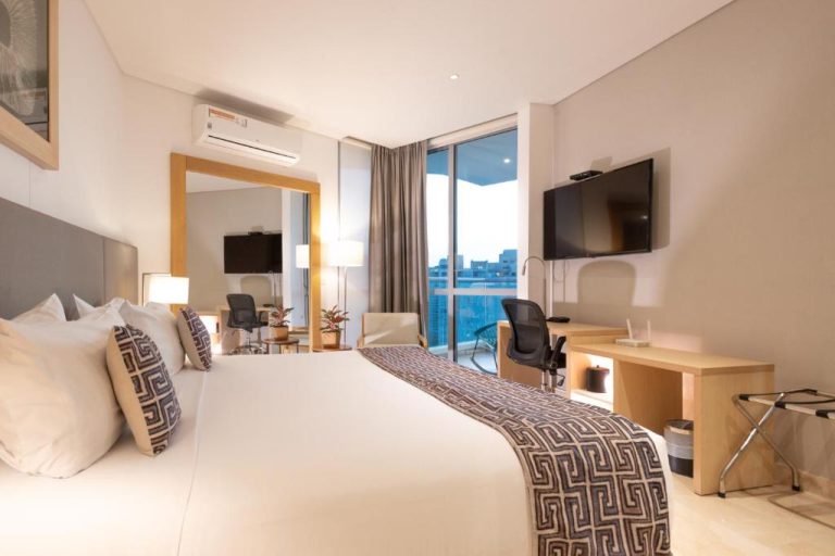 Habitación doble con cama king, escritorio y vista panorámica de la ciudad en Grand Marina Suites Santa Marta