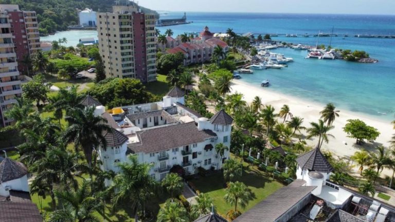 Vista aérea de Deluxe SandCastles Condos con playa de arena blanca y marina en Jamaica