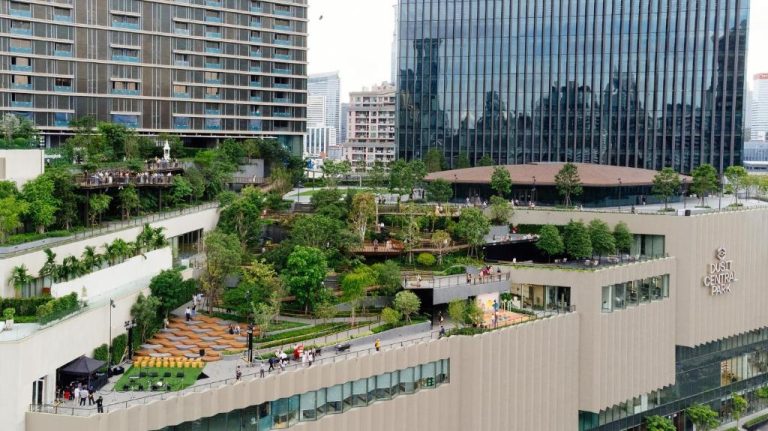Jardines y terrazas verdes del Dusit Central Park Bangkok con árboles y zonas peatonales al aire libre