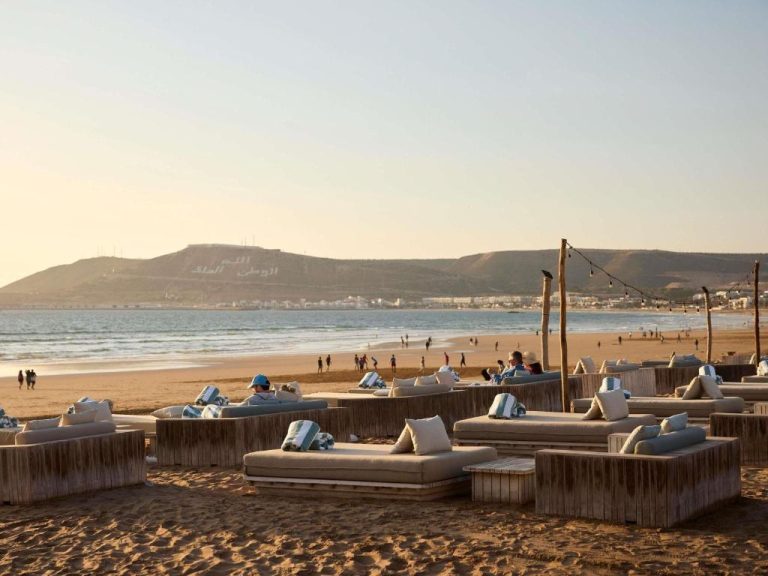 Terraza con tumbonas y cojines frente a la playa del Sofitel Agadir Thalassa Sea & Spa con vistas al mar