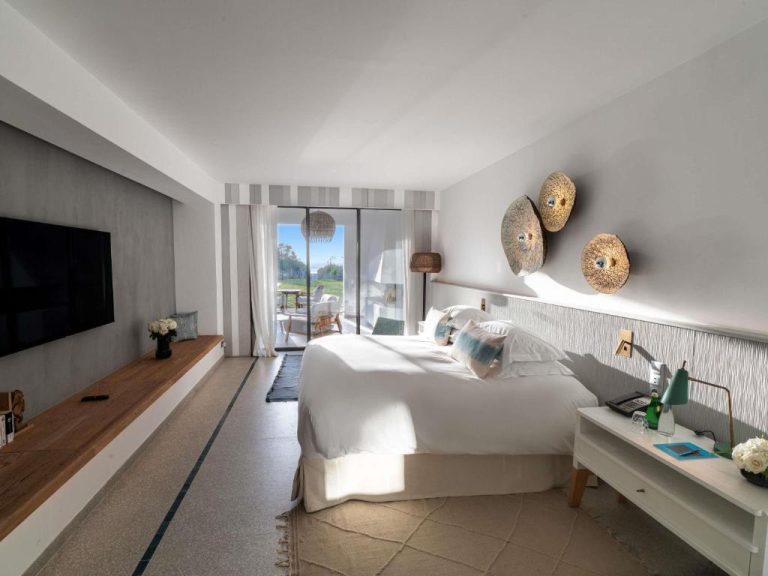 Habitación deluxe con cama king, televisión y terraza con vistas en Sofitel Agadir Thalassa Sea & Spa