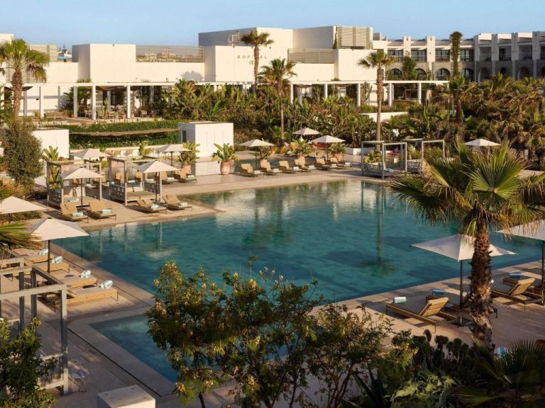 Piscina exterior con tumbonas y palmeras del Sofitel Agadir Thalassa Sea & Spa en Marruecos
