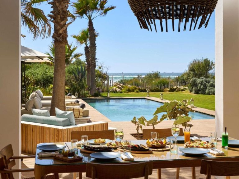 Piscina exterior con vistas al mar y zona de comedor del Sofitel Agadir Thalassa Sea & Spa