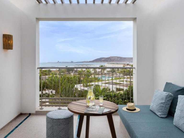 Terraza privada con sofá y vistas al mar y piscina del Sofitel Agadir Thalassa Sea & Spa