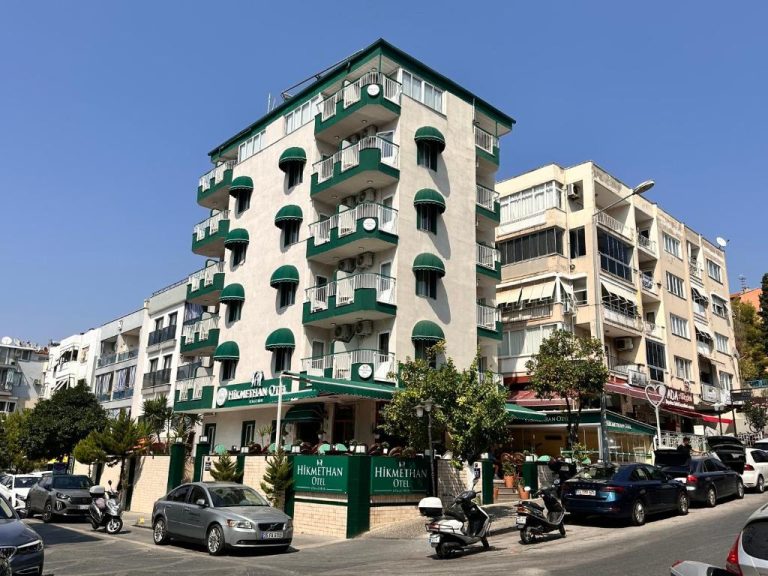 Fachada exterior del Hikmethan Otel con balcones y toldos verdes en zona urbana de Turquía