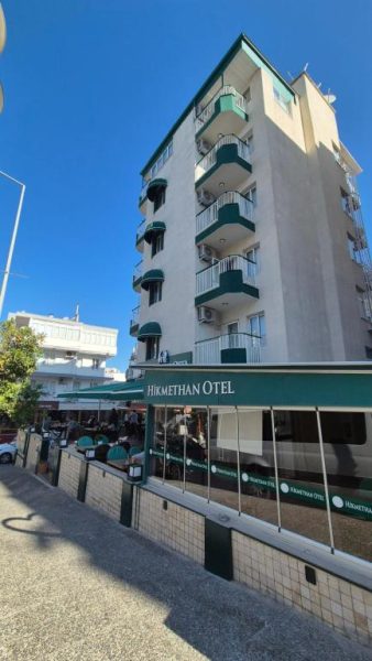 Fachada exterior del Hikmethan Otel con balcones y terraza de restaurante en primer plano