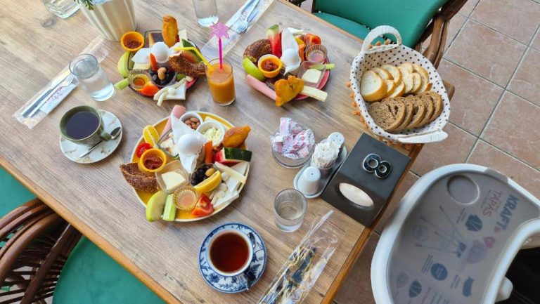 Desayuno turco tradicional con quesos, frutas, té y pan en el Hikmethan Otel