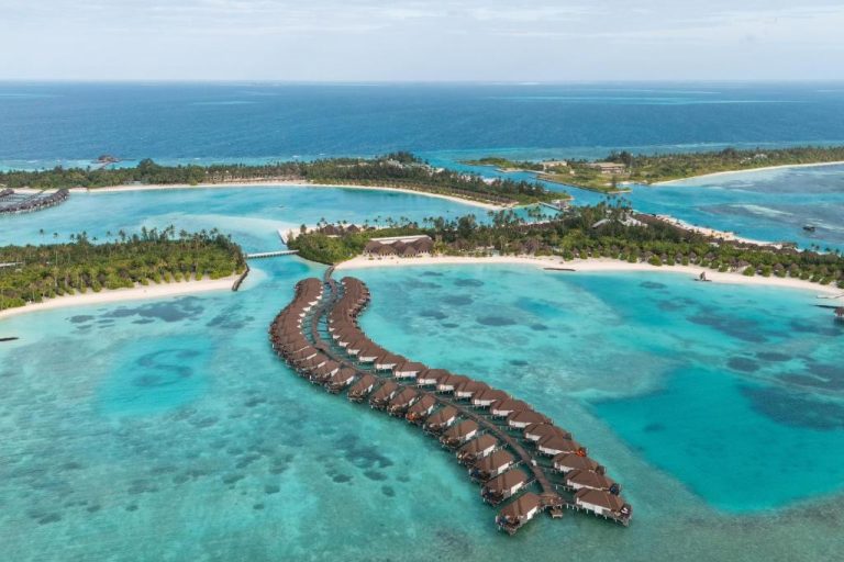 Vista aérea de las villas sobre el agua del resort Sun Siyam Olhuveli en Maldivas