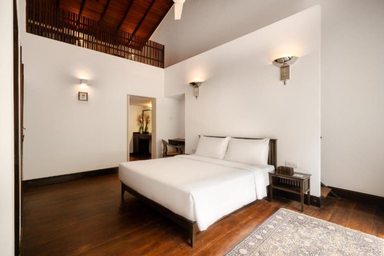 Habitación doble con suelo de madera y techo alto en Jetwing Ratnam Residence Sri Lanka