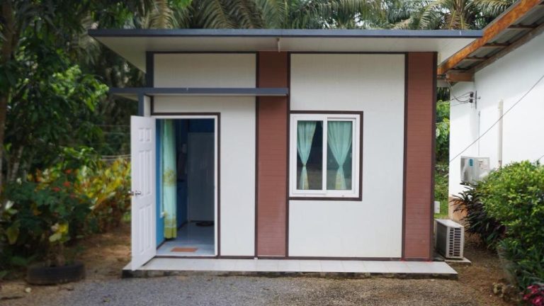 Bungalow exterior con puerta abierta y ventana con cortinas en Baan Gamnan Resort Krabi