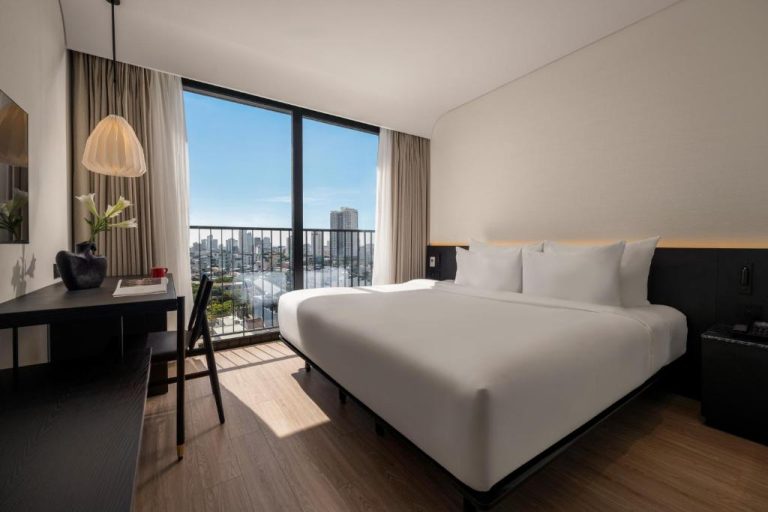 Habitación deluxe con cama doble y vistas panorámicas a la ciudad en Caro Premium Danang Hotel