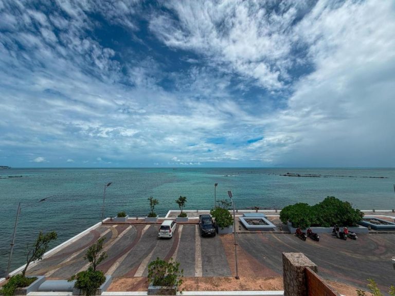 Vista panorámica al mar turquesa desde el aparcamiento del ClayHouse Samui Boutique Hotel en Tailandia