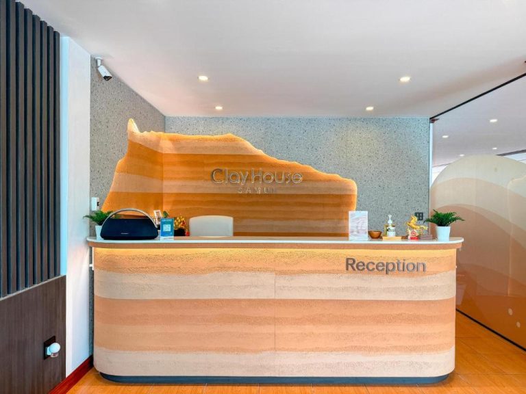 Recepción con diseño en arcilla del ClayHouse Samui Boutique Hotel con decoración escultórica única