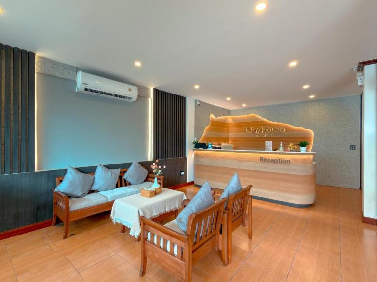 Recepción y lobby del ClayHouse Samui Boutique Hotel con zona de espera y mostrador de madera