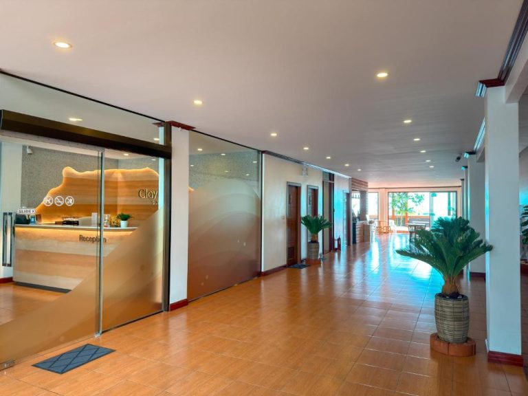 Recepción y lobby del ClayHouse Samui Boutique Hotel con diseño moderno y plantas decorativas