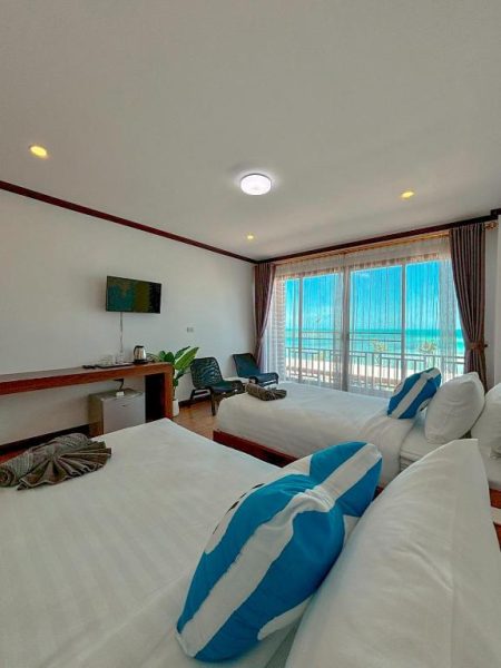 Habitación doble con vistas al mar turquesa y balcón en ClayHouse Samui Boutique Hotel