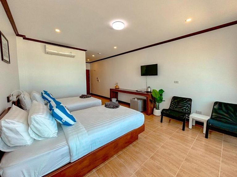 Habitación doble con dos camas y decoración moderna en ClayHouse Samui Boutique Hotel Tailandia