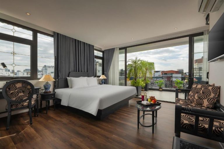 Habitación deluxe con cama doble, balcón y vista a la ciudad en Hanoi Le Chateau Hotel & Spa