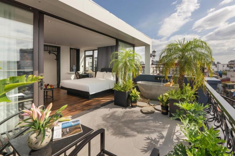 Suite de lujo con terraza privada, bañera exterior y jardín tropical en Hanoi Le Chateau Hotel & Spa