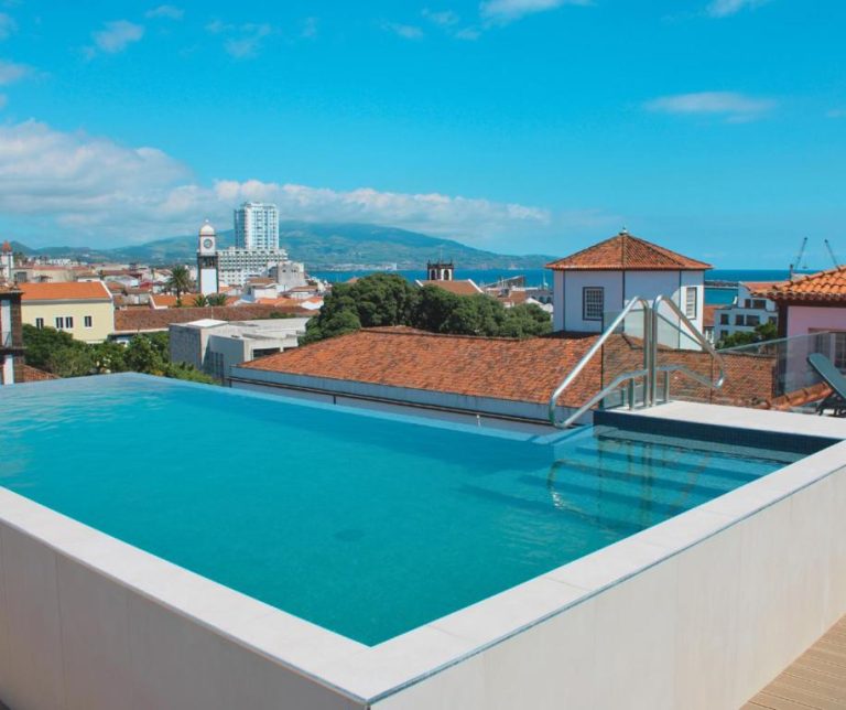 Piscina infinita en la azotea del Hotel Talisman con vistas panorámicas a la ciudad y al mar