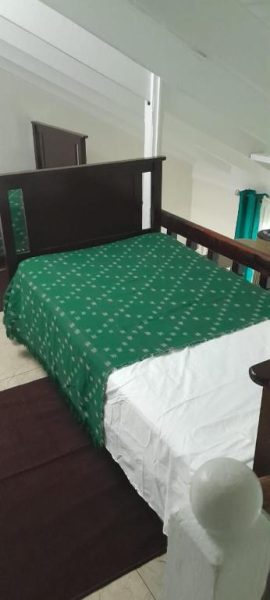 Habitación con cama doble y cabecero de madera oscura en Deluxe SandCastles Condos
