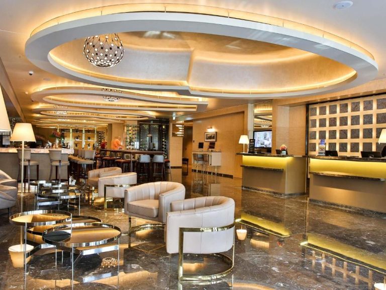 Elegante lobby con recepción y zona lounge del Palladio Hotel Buenos Aires MGallery Collection