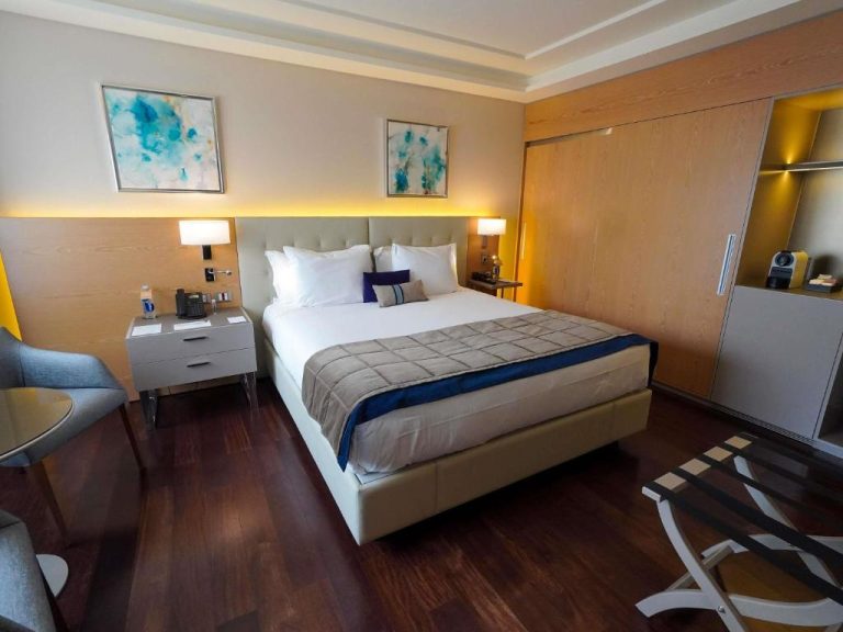 Habitación superior con cama king size y suelos de madera del Palladio Hotel Buenos Aires MGallery