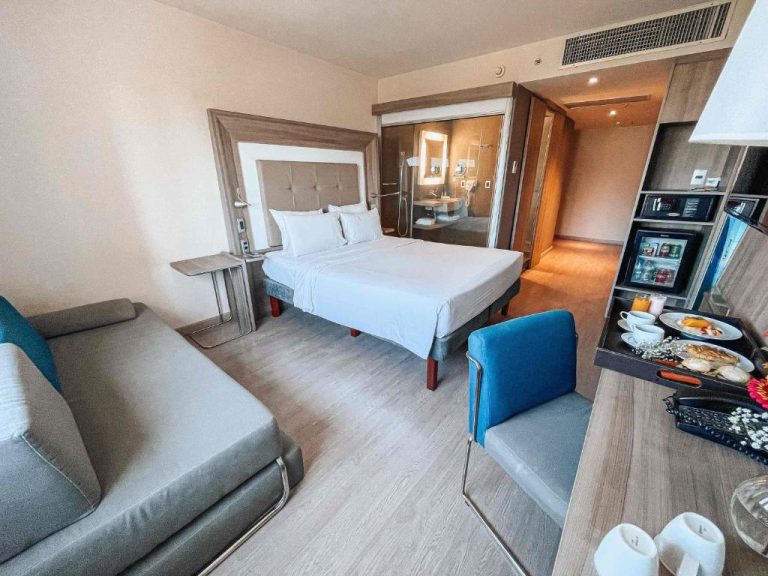 Habitación doble con cama matrimonial y servicio de desayuno en Novotel RJ Praia de Botafogo