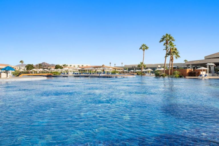 Amplia piscina exterior con tumbonas y palmeras del Pickalbatros Golf Luxury Suites All Inclusive