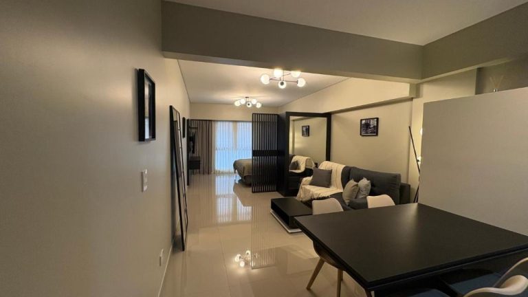 Salón comedor moderno con zona de descanso y dormitorio integrado en Centro Histórico Apart I