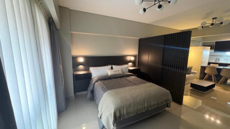 Habitación doble moderna con cama matrimonial y cocina integrada en Centro Histórico Apart I