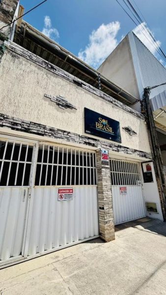 Fachada exterior con entrada principal y garaje del Hotel Sol Brasil en Brasil