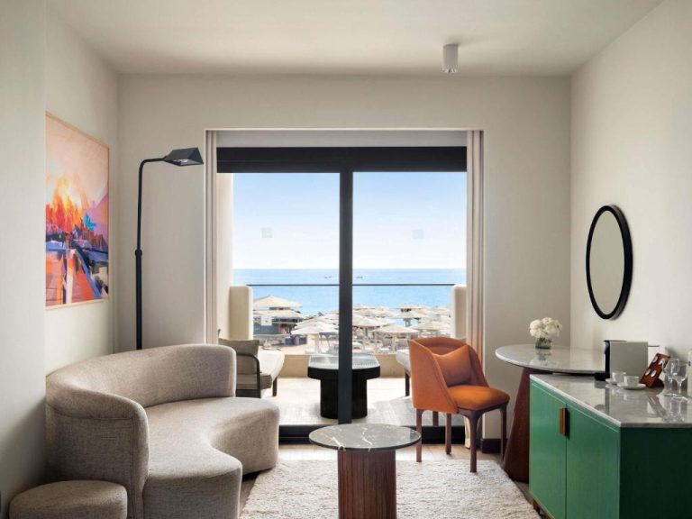 Habitación moderna con salón y vistas al mar en el Hotel Novotel Sharm El-Sheikh