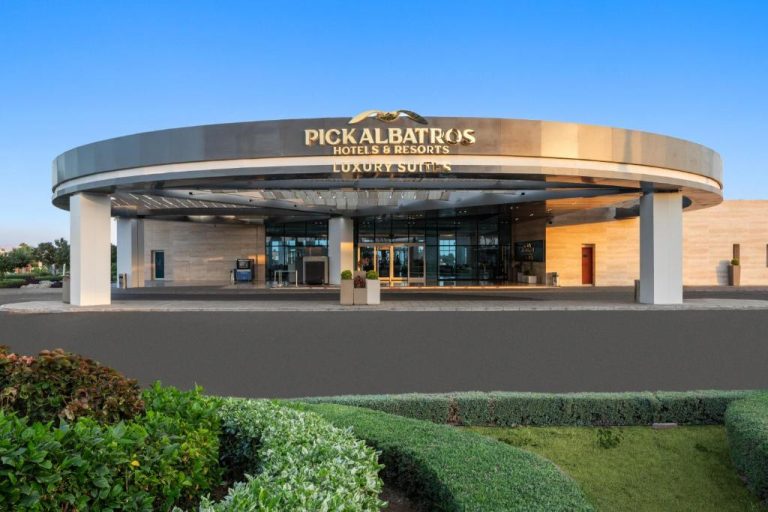 Entrada principal del Pickalbatros Golf Luxury Suites con moderno pórtico circular y jardines