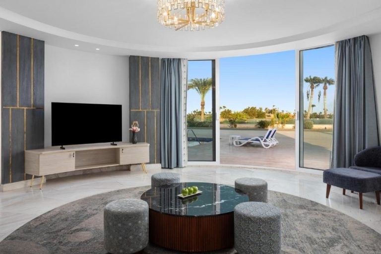 Salón de lujo con terraza y piscina privada en Pickalbatros Golf Luxury Suites All Inclusive