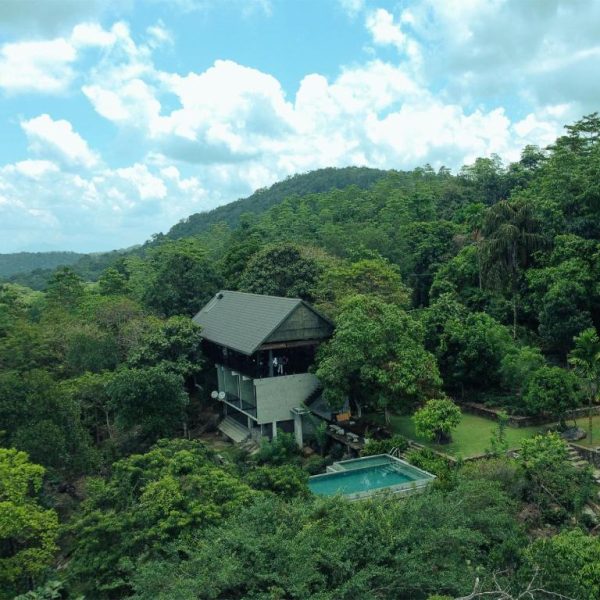 Villa privada con piscina exterior rodeada de exuberante selva tropical en AHAS GAWWA Eco Lodge