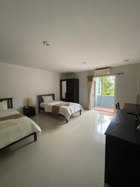 Habitación triple espaciosa con dos camas y balcón con vistas verdes en Baansupmongkol Krabi