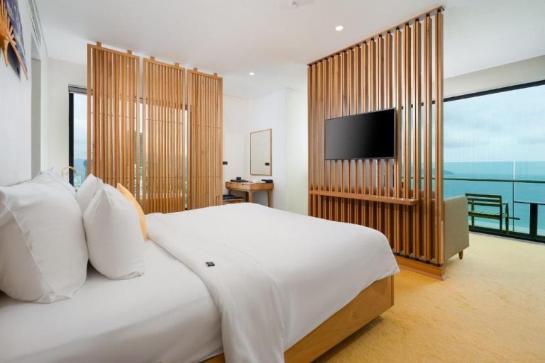 Habitación de lujo con cama doble, televisor y vista panorámica al mar en Sala Danang Beach Hotel