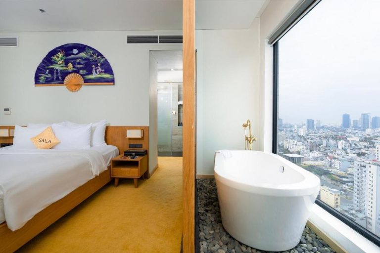 Habitación de lujo con bañera exenta y vistas panorámicas a la ciudad en Sala Danang Beach Hotel