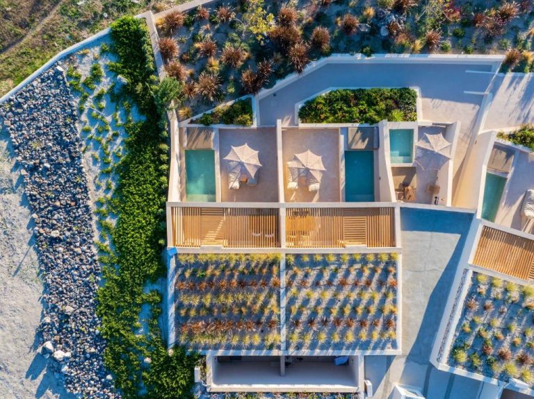 Vista aérea de las terrazas con piscinas privadas y tumbonas del hotel Illusion Suites