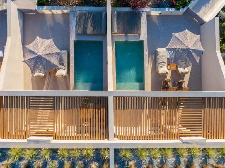 Vista aérea de las terrazas privadas con piscina y sombrillas de Illusion Suites