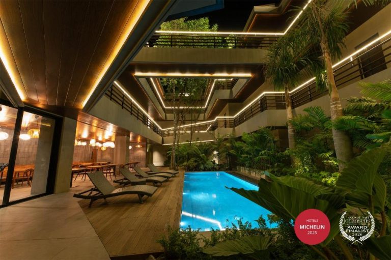 Piscina interior con jardín tropical y tumbonas del hotel Piece Lio from Japan en Filipinas