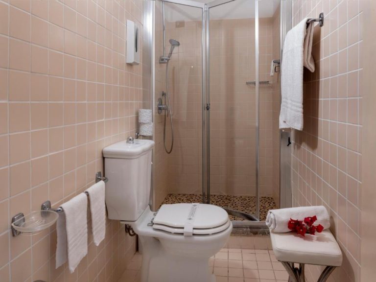Baño privado con ducha de cristal y amenities del Hotel Bel Soggiorno