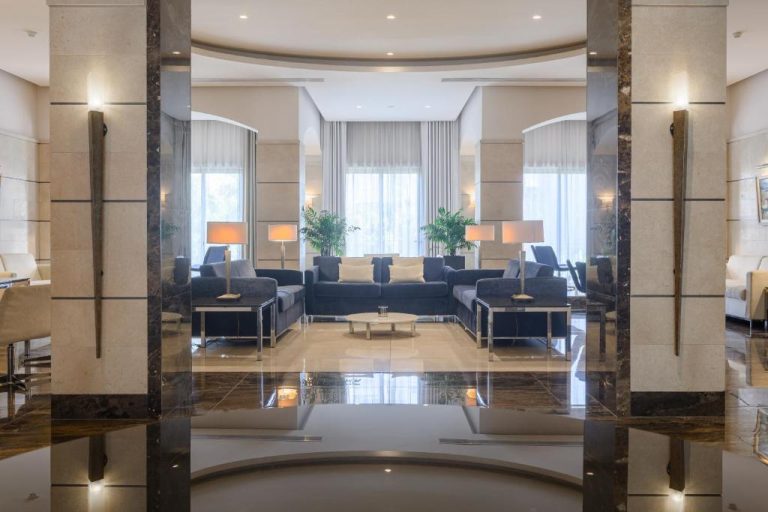 Elegante lobby con columnas de mármol y zona de descanso en el Maritim Antonine Hotel & Spa
