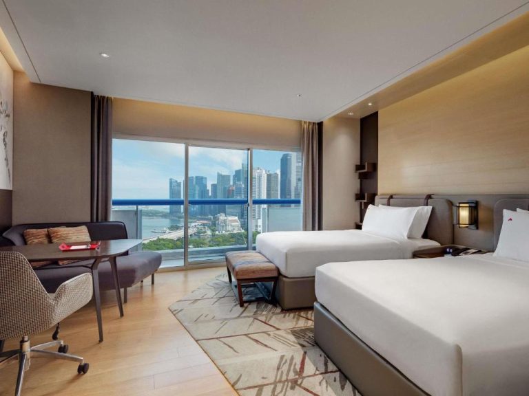 Habitación doble con vistas al skyline de Singapur en Swissotel The Stamford Singapore