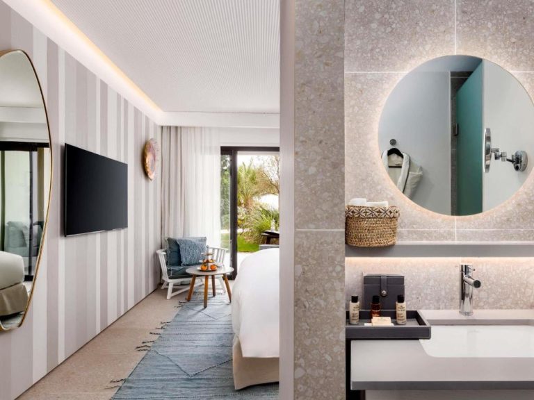 Habitación de lujo con baño integrado y terraza jardín en Sofitel Agadir Thalassa Sea & Spa